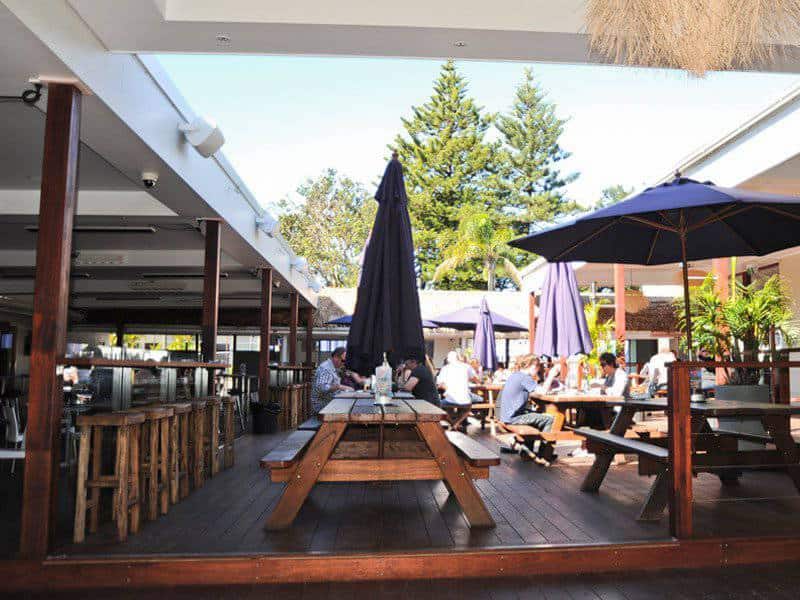 dining at hoey moey backpackers coffs harbour