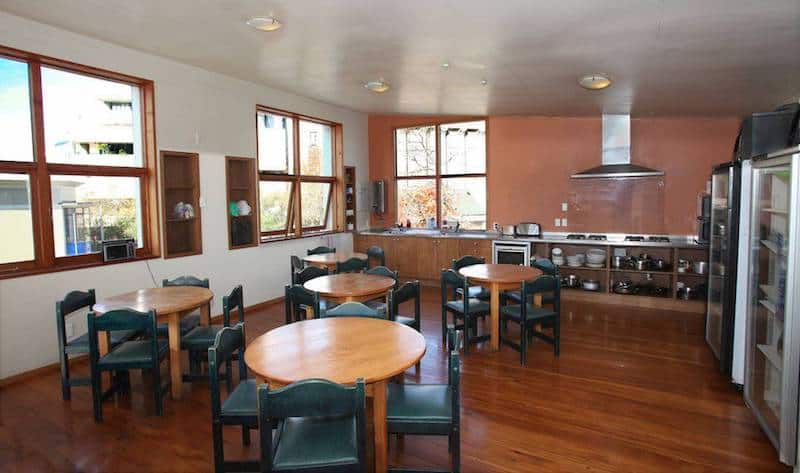 on top backpackers dunedin kitchen dining