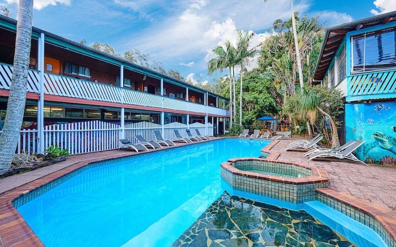 swimming pool at byron bay backpackers hostel