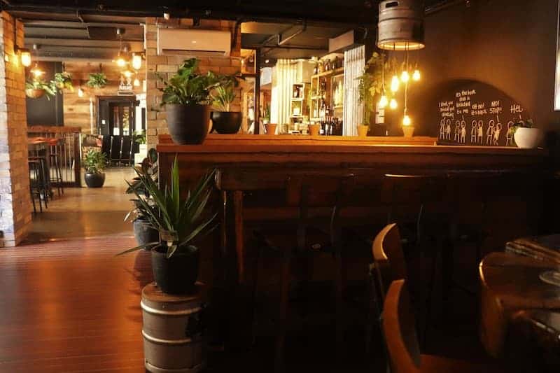 pines bar brisbane nomads backpackers